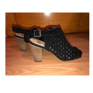 👡 Peep toe laser cut sandals